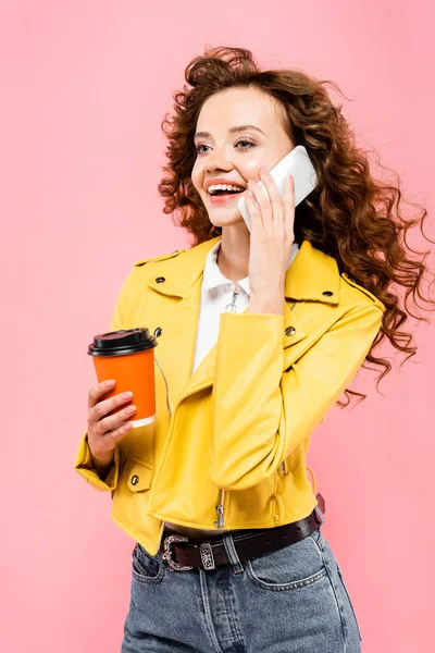 Menina encaracolado com café para ir falar no smartphone, isolado em rosa — Fotografia de Stock