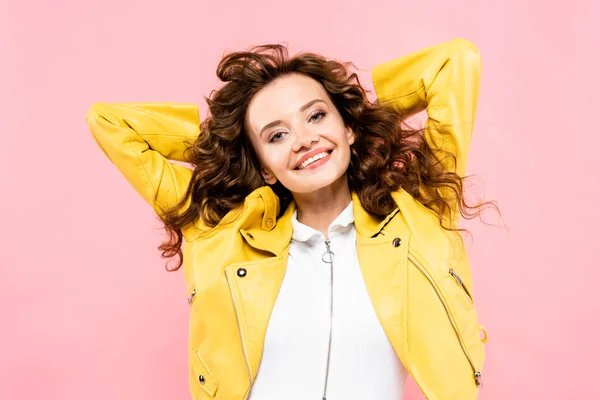 Hermosa chica feliz posando en chaqueta de cuero amarillo, aislado en rosa - foto de stock