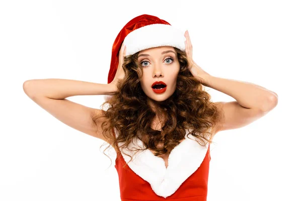 Schöne schockierte Mädchen posiert in Weihnachtsmann-Kostüm, isoliert auf weiß — Stockfoto