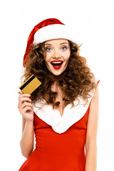 Bella donna eccitata in costume da Babbo Natale in possesso di carta di credito, isolato su bianco — Foto stock