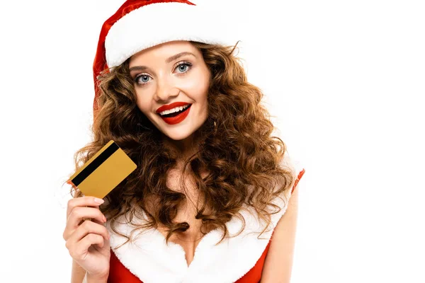 Lächelnde Frau im Weihnachtsmannkostüm mit Kreditkarte, isoliert auf weiß — Stockfoto