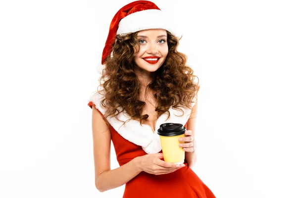 Schöne lächelnde Frau im Weihnachtsmannkostüm mit Coffee to go, isoliert auf weiß — Stockfoto