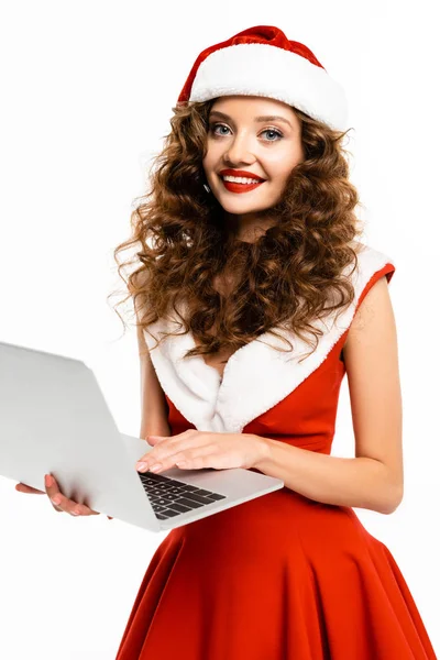 Mujer feliz en traje de santa usando el ordenador portátil, aislado en blanco - foto de stock