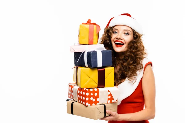 Attrayant femme en costume de Père Noël tenant pile de cadeaux, isolé sur blanc — Photo de stock