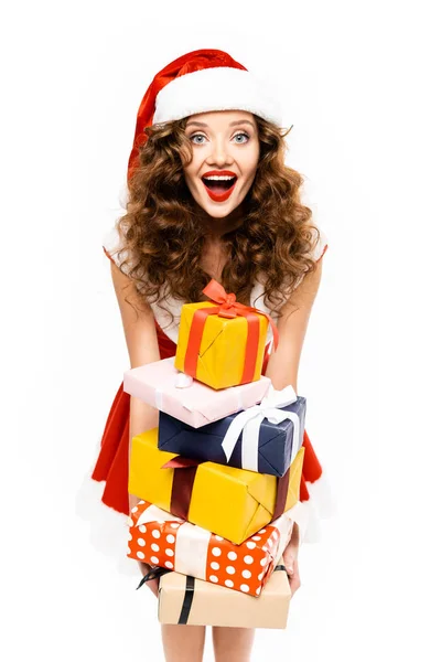 Attrayant excité fille en costume de Père Noël tenant pile de cadeaux, isolé sur blanc — Photo de stock