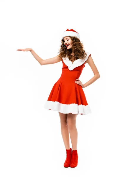 Glückliches Mädchen posiert im Weihnachtsmannkostüm und präsentiert etwas, isoliert auf weiß — Stockfoto