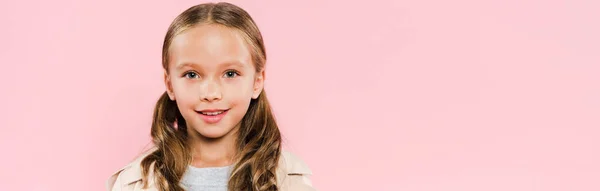 Panoramaaufnahme eines lächelnden Kindes, das isoliert auf rosa Kamera schaut — Stockfoto