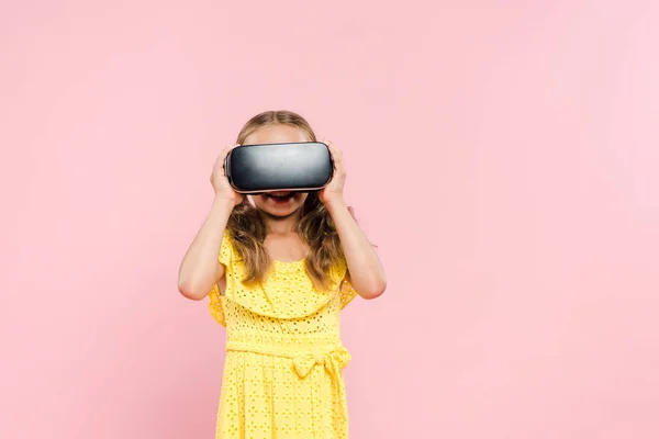 Criança sorridente com fone de ouvido realidade virtual isolado em rosa — Fotografia de Stock