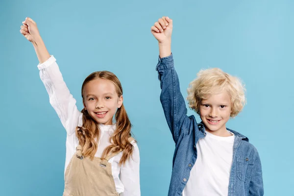 Lächelnde und niedliche Kinder, die Ja-Geste zeigen und isoliert auf blau in die Kamera schauen — Stockfoto