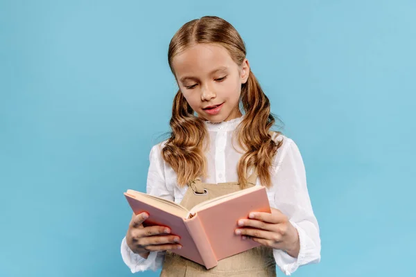 Lindo niño lectura libro aislado en azul con copia spaxe - foto de stock