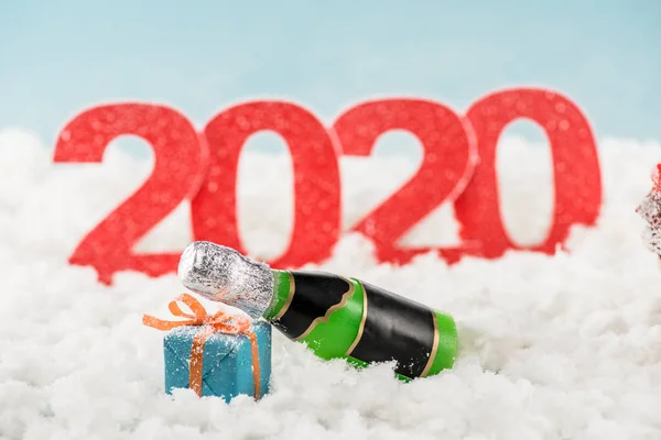 Foyer sélectif de bouteille de champagne et cadeau de Noël — Photo de stock