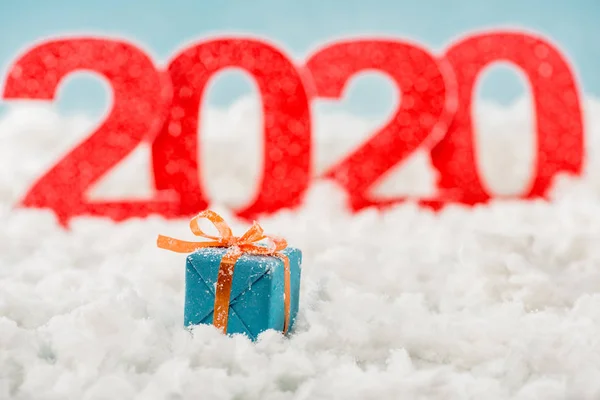 Focus selettivo della confezione regalo di Natale e numeri 2020 sullo sfondo — Foto stock