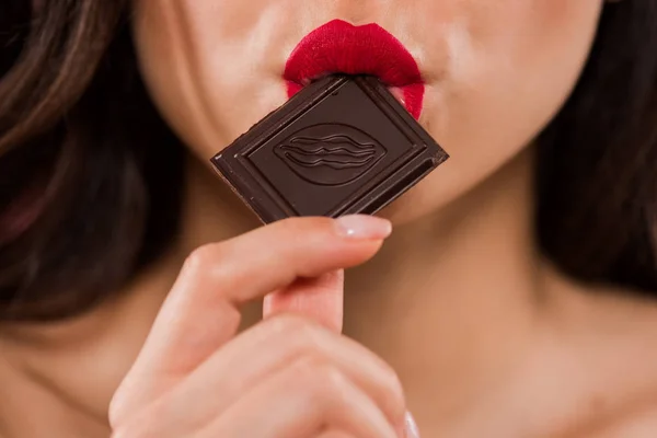 Vue recadrée de femme mangeant délicieux chocolat — Photo de stock