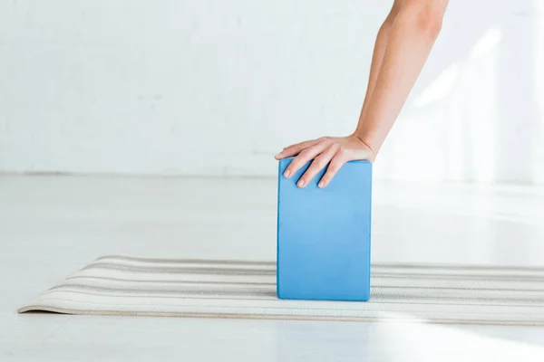 Vista cortada da mulher praticando ioga enquanto se inclina em stand com as mãos — Fotografia de Stock