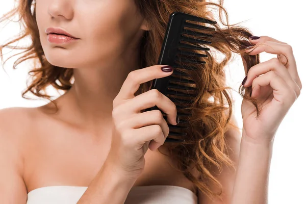 Abgeschnittene Ansicht von Mädchen Bürsten lockiges Haar isoliert auf weiß — Stockfoto