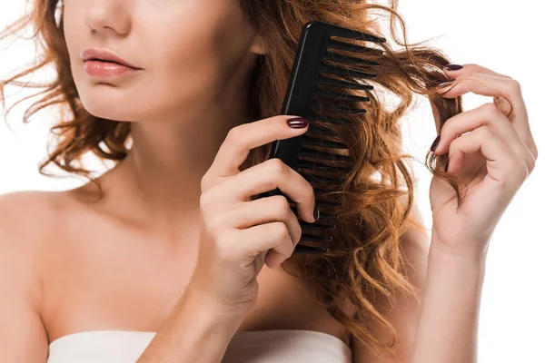 Vista ritagliata di ragazza spazzolatura capelli ricci isolati su bianco — Foto stock