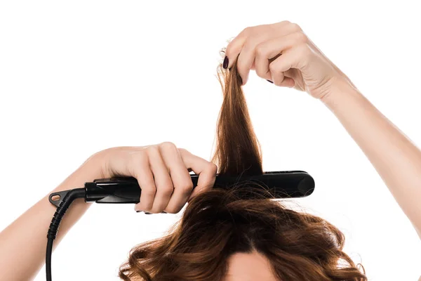 Vista cortada de menina segurando o ferro do cabelo isolado no branco — Fotografia de Stock
