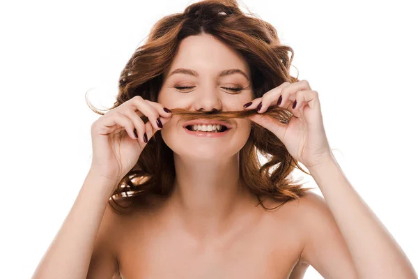 Mujer feliz con los ojos cerrados sosteniendo el pelo cerca de la cara aislado en blanco - foto de stock