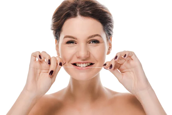 Alegre mujer desnuda dientes de hilo dental aislados en blanco - foto de stock