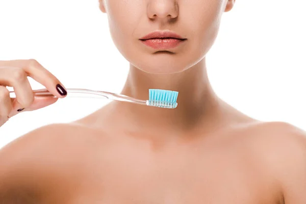Обрізаний вид на голу молоду жінку, що тримає зубну щітку ізольовано на білому — стокове фото