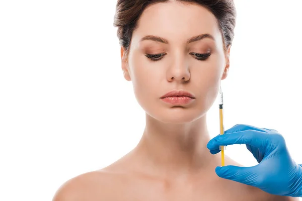 Vista recortada de cirurgião plástico em seringa luva de látex azul segurando perto atraente paciente nu isolado em branco — Fotografia de Stock