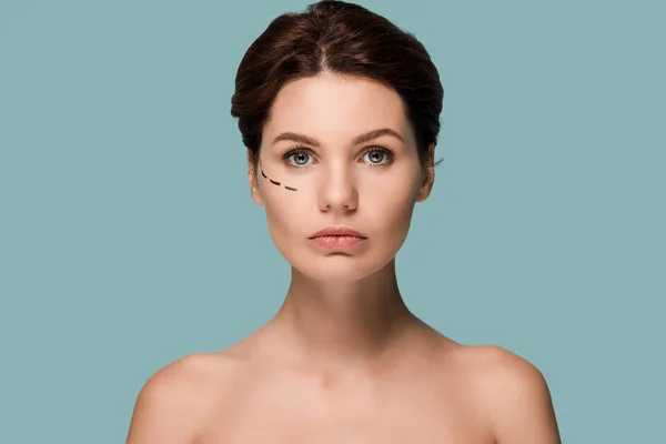 Mulher atraente com linhas marcadas no rosto isolado em azul — Fotografia de Stock