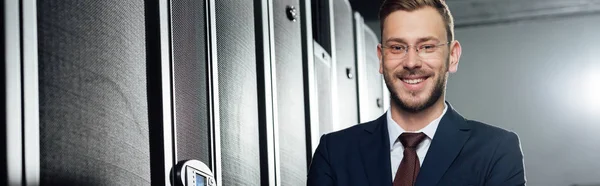 Plano panorámico de alegre hombre de negocios en traje y gafas - foto de stock