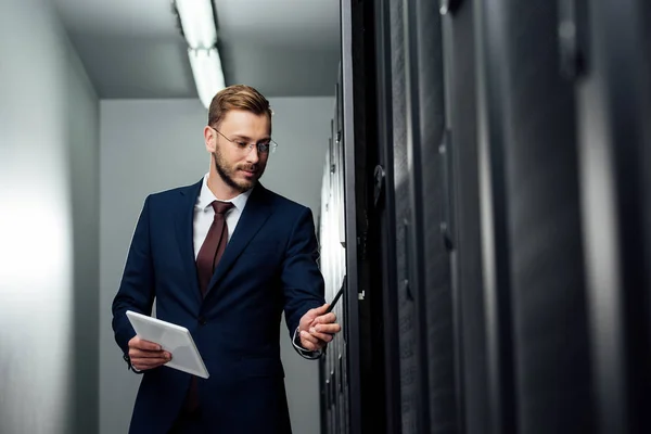 Foyer sélectif de l'homme d'affaires dans les lunettes tenant tablette numérique — Stock Photo