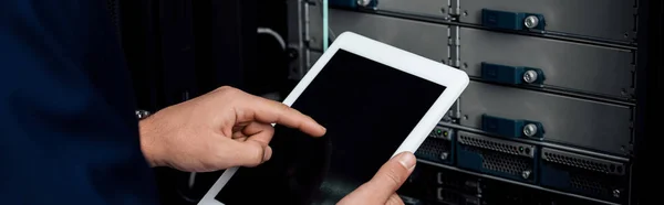 Plano panorámico del hombre apuntando con el dedo a la tableta digital con pantalla en blanco - foto de stock