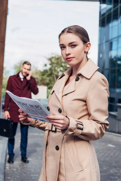 Selektiver Fokus attraktiver Frauen, die Zeitung in der Nähe eines Mannes halten — Stockfoto