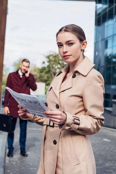 Foyer sélectif de la femme attrayante tenant journal près de l'homme — Photo de stock