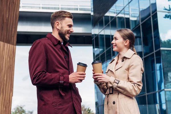 Attraente donna guardando bello uomo con caffè per andare — Foto stock