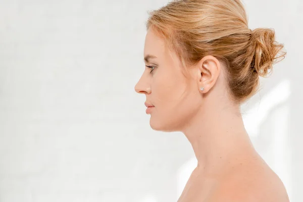 Side view of attractive and naked woman looking away — Stock Photo