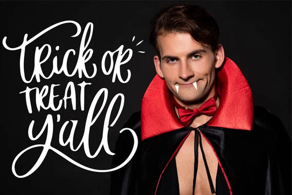 Hombre feliz con traje de vampiro aislado en negro con truco o ilustración tratar - foto de stock