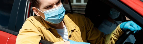 Hombre en máscara médica y guantes de protección de conducción de taxi durante la pandemia coronavirus, encabezado del sitio web - foto de stock