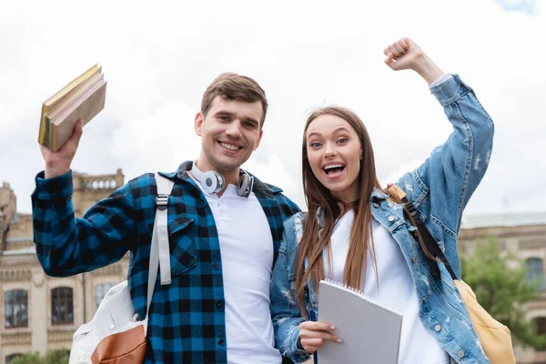 Estudantes alegres celebrando triunfo enquanto olha para a câmera — Fotografia de Stock