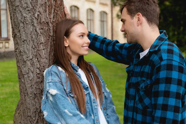 Hübsche Studentin und attraktives Mädchen schauen einander an — Stockfoto