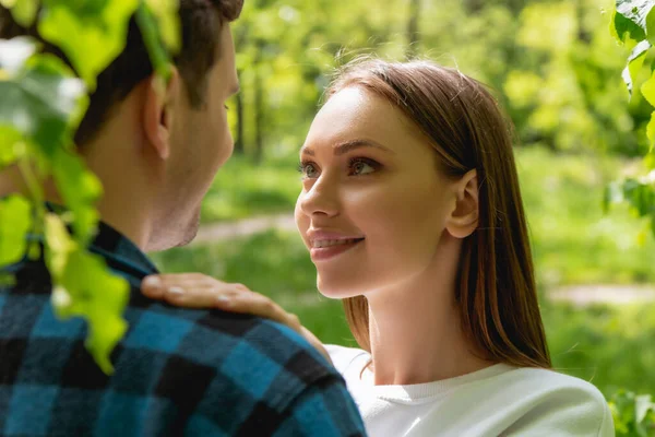 Selektiver Fokus des glücklichen Mädchens, das seinen Freund im Park ansieht — Stockfoto