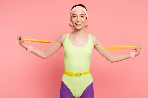 Deportista feliz ejercicio con banda de resistencia en rosa - foto de stock