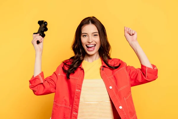 KYIV, UCRAINA - 25 MAGGIO 2020: giovane donna felice che tiene il joystick sul giallo — Foto stock