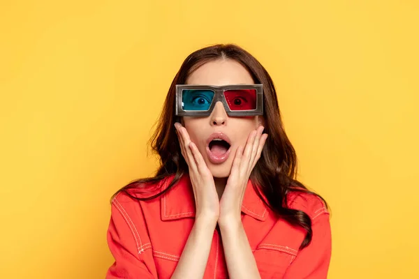 Überraschte junge Frau in 3D-Brille isoliert auf gelb — Stockfoto