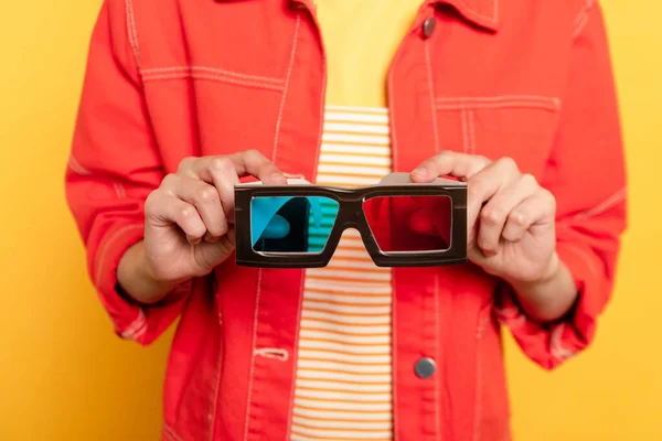 Cropped view of woman holding 3d glasses isolated on yellow — Stock Photo