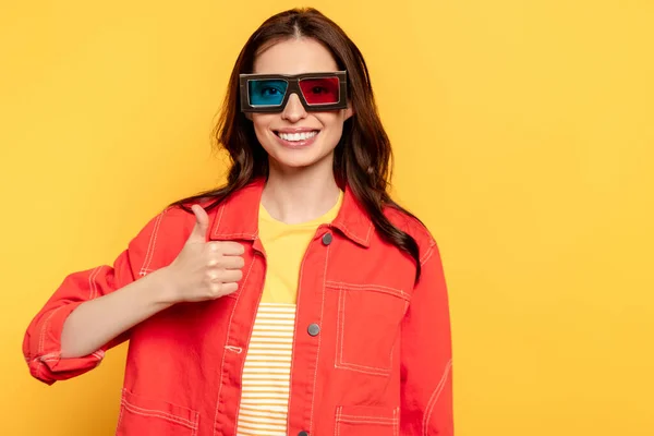Heureuse jeune femme en 3d lunettes montrant pouce vers le haut isolé sur jaune — Photo de stock