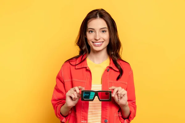 Glückliche junge Frau mit 3D-Brille auf gelb — Stockfoto