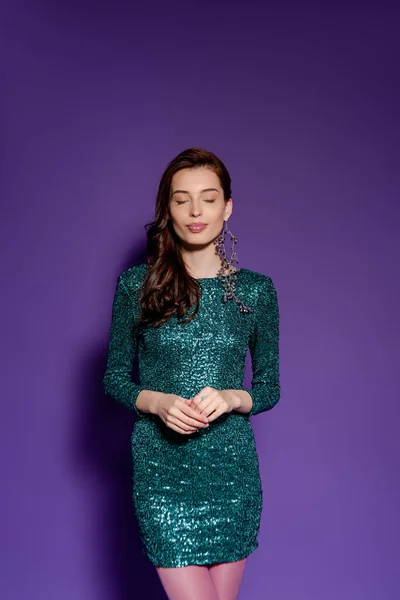 Молода жінка у вечірній сукні, що стоїть на фіолетовому — стокове фото