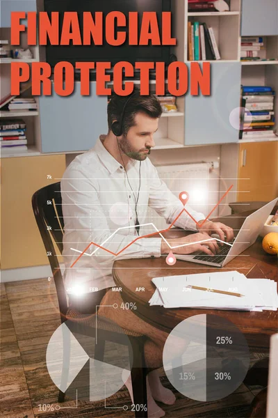 Enfoque selectivo del freelancer en camisa y bragas usando auriculares y computadora portátil cerca de papeles en la mesa en casa, ilustración de protección financiera - foto de stock