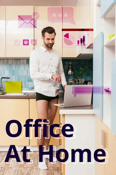 Hombre guapo en camisa y bragas mirando a la computadora portátil mientras se cocina el desayuno en la cocina, oficina en casa ilustración - foto de stock