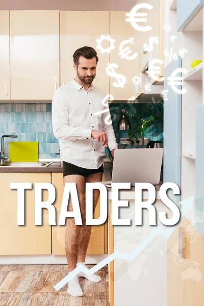 Hombre guapo en camisa y bragas mirando a la computadora portátil mientras se cocina el desayuno en la cocina, los comerciantes ilustración — Stock Photo