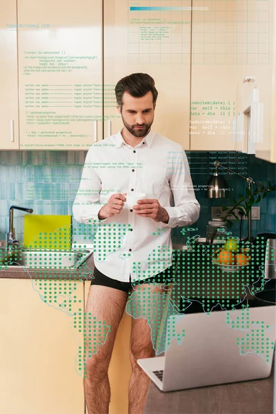 Foco seletivo de homem bonito em calcinha e camisa olhando para laptop enquanto bebe café na cozinha, ilustração digital — Fotografia de Stock
