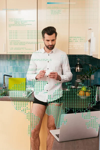 Focus sélectif de bel homme en culotte et chemise regardant ordinateur portable tout en buvant du café dans la cuisine, illustration numérique — Photo de stock